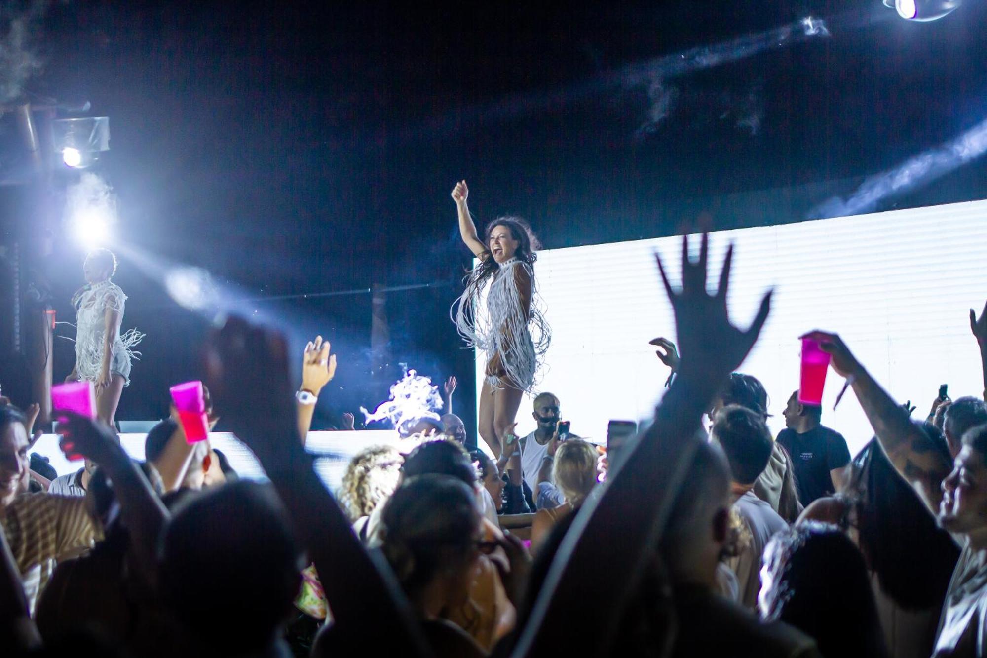 Cafe Jeri Hotel Жижока-ді-Жерікуакуара Екстер'єр фото Rihanna performing "Work" at the 2016 Coachella Valley Music and Arts Festival