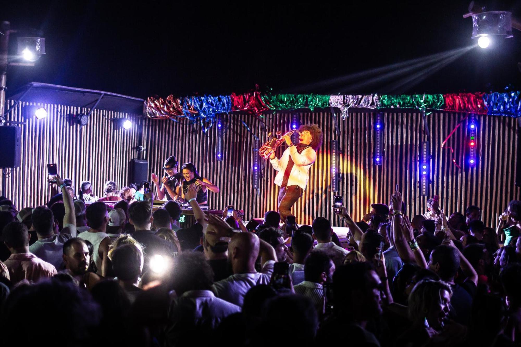 Cafe Jeri Hotel Жижока-ді-Жерікуакуара Екстер'єр фото The band performing in 2019